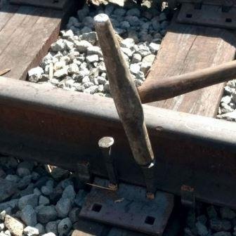 martillo devia con clavo